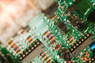 Yeşil bir elektronik devre kartı arka planı, odaklanma noktası kapat