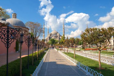 İstanbul, Türkiye, 20 Nisan 2016: Mavi cami yakınlarında güneşli bir günde bahçedeki ara sokağa bakmak (Sultan Ahmed Camii))