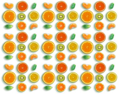 Taze mandalinalar, dilimlenmiş portakallar, kivi ve beyaz arka planda nane yapraklarıyla yapılmış. Düz yatıyordu