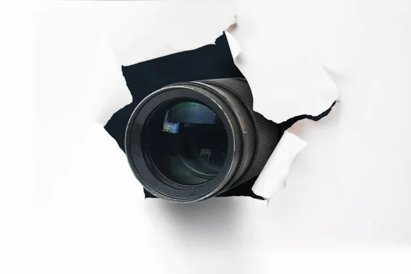 Paparazzi Gizli Kamera Kavramı Kamera Merceği Beyaz Kağıt Duvardaki Bir — Stok fotoğraf