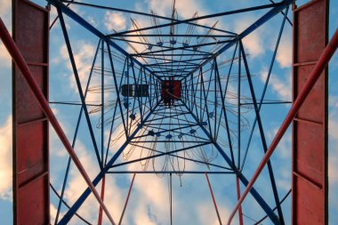 Bulutlu mavi gökyüzüne karşı kırmızı metal yapı