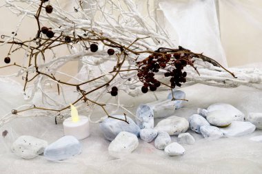 Boyanmış beyaz çakıl taşlarıyla hayat