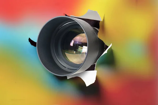 Paparazzi Gizli Kamera Kavramı Kamera Merceği Renkli Arka Plandaki Bir — Stok fotoğraf