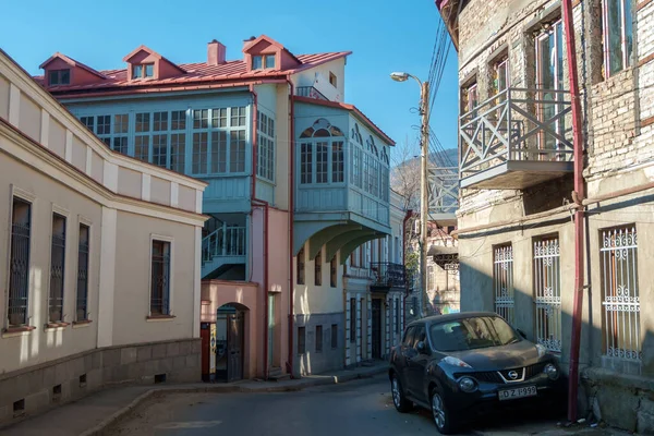 2021年1月1日 格鲁吉亚第比利斯 穿过第比利斯地区有阳台的老房子的窄街 — 图库照片