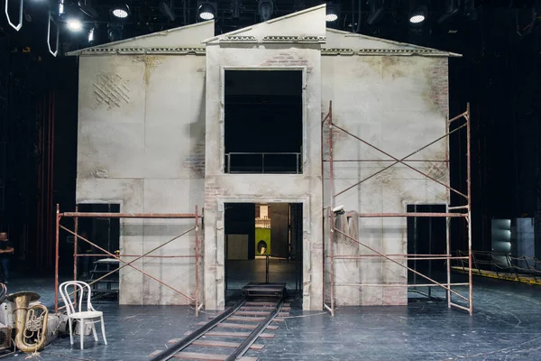 Theater Decoratie Van Een Huis Gevel Met Benodigdheden Rekwisieten Apparatuur — Stockfoto