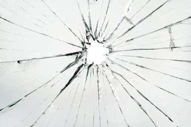 Kırık ve çatlak camdaki delik, yakın plan. 