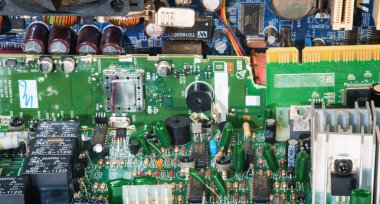 Yeşil bir elektronik devre kartı arkaplanı, kapat