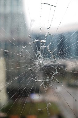 Kırık camlar, bulanık mimari geçmişi olan bir kaza yüzünden kırılan camlar.