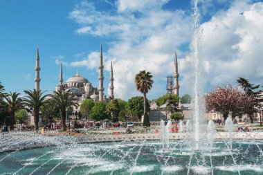 İstanbul, Türkiye, 20 Nisan 2016: Mavi cami yakınlarında güneşli bir günde meydanda çeşmenin manzarası (Sultan Ahmed Camii))