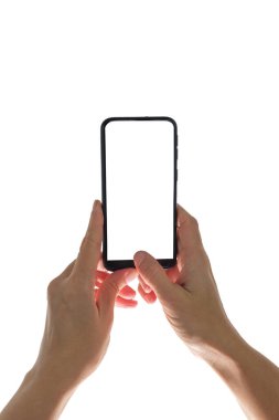 Akıllı telefon tutan ve fotoğraf çeken kadın eller, beyaz bir arka planda izole edilmiş.