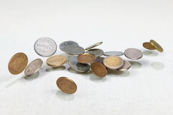 Verschiedene Länder Münzen Fallen Auf Die Weiße Leinwand Oberfläche Münzen — Stockfoto