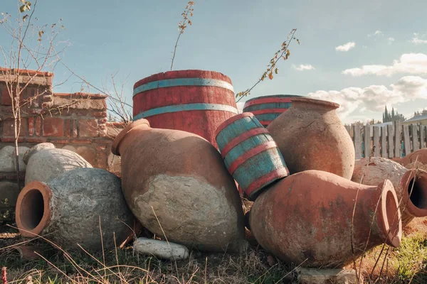 Gruppe Traditioneller Georgischer Krüge Für Wein Qvevri Und Farbige Fässer — Stockfoto