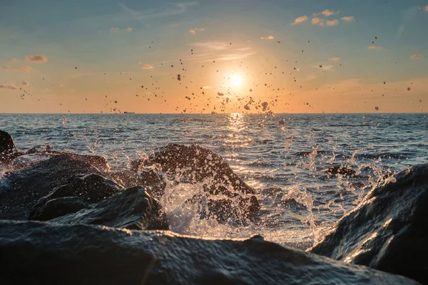 Морские Волны Давят Большие Скалы Красивым Закатом Неба Фоне — стоковое фото