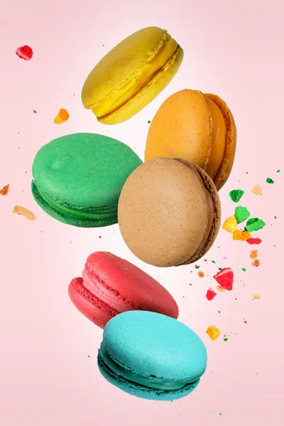 Macarons Français Colorés Tombant Volant Mouvement Sur Fond Rose Clair — Photo