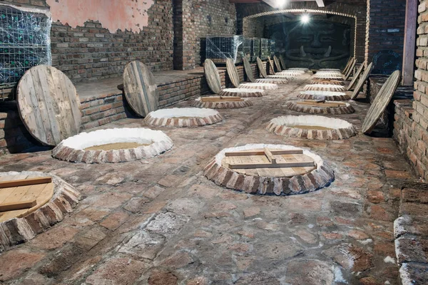 포도주 생산을 처리하고 발효시키는 전통적 조지아 포도주 마르니의 — 스톡 사진