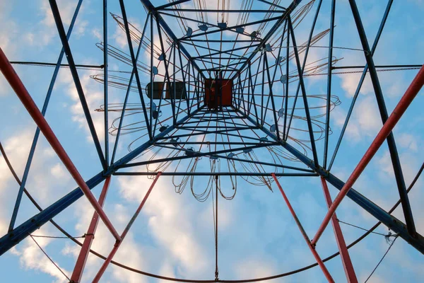 Construcción Metal Rojo Contra Cielo Azul Nublado — Foto de Stock