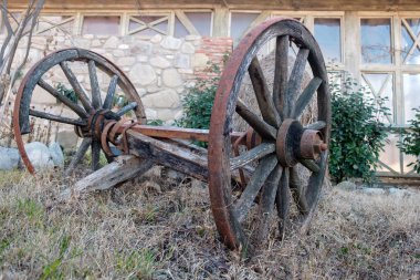 Çiftlik bahçesinde eski ahşap at arabası tekerlekleri