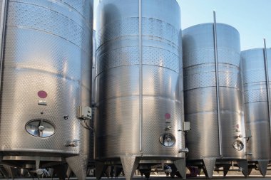 İşlem ve fermantasyon için paslanmaz tanklar açık havada mavi gökyüzü arka planına sahip şarap üretimi için. Modern şarap fabrikası