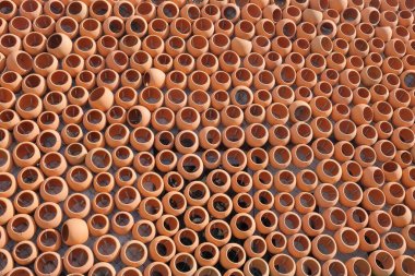 Seramik kil çömlek sıralarından yapılmış duvar.