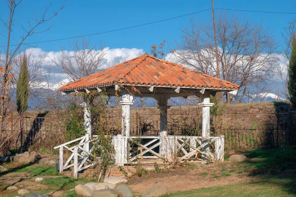 Gazebo Madera Blanca Jardín Cubierto Plantas Sobre Fondo Azul Del — Foto de Stock