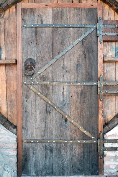 鉄ドアハンドル付き古い木製のグランジ茶色のドア — ストック写真