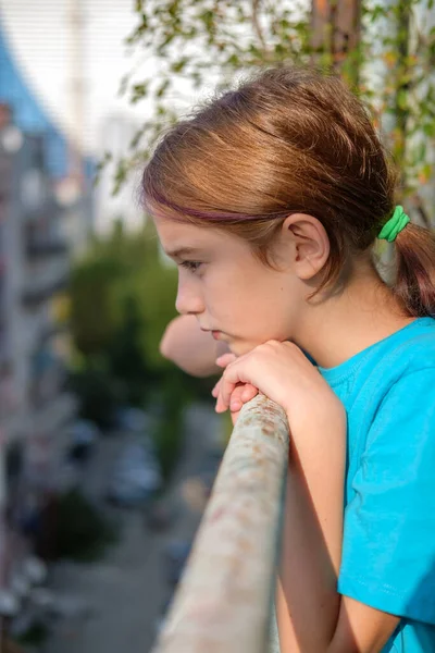 Ένα Μικρό Κορίτσι Που Κοιτάζει Έξω Από Μπαλκόνι Του Σπιτιού — Φωτογραφία Αρχείου