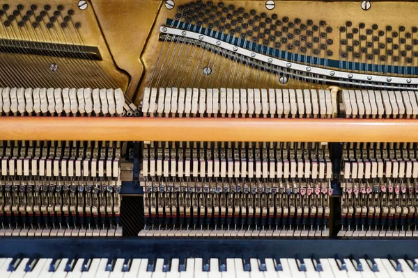 旧钢琴的内景 乐器的修理和调音 — 图库照片