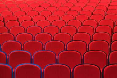 Konser salonunda boş kırmızı sandalyeler