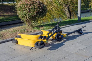 Elektrikli scooter 'lar fırtına sırasında kaldırıma atılır ve düşer.
