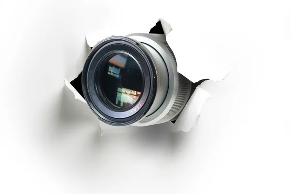 Paparazzi Gizli Kamera Kavramı Kamera Merceği Beyaz Kağıt Duvardaki Bir — Stok fotoğraf