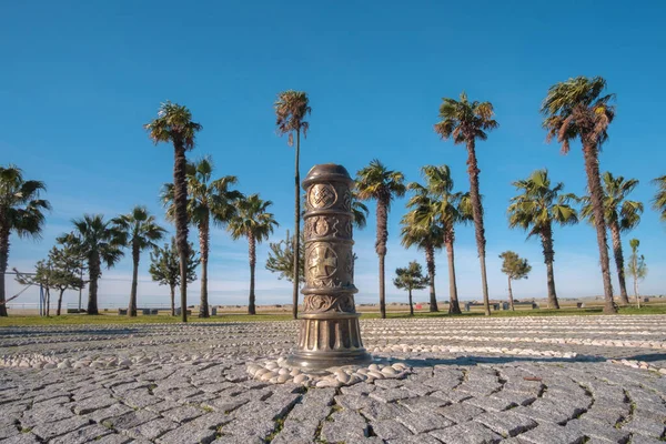 Poste Hierro Decorativo Pavimento Adoquines Parque Costero Con Palmeras — Foto de Stock