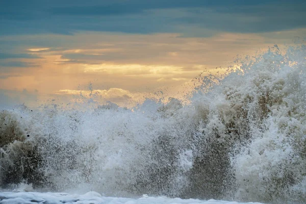 Wellenplätschern Crash Von Strand Mit Sonnenuntergang Himmel Hintergrund — Stockfoto