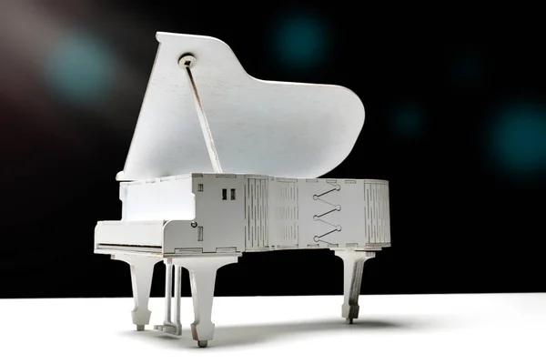 Brinquedo Decorativo Piano Cauda Branco Uma Superfície Branca Com Fundo — Fotografia de Stock