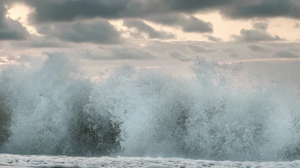 Wellenschlag Kracht Auf Meeresstrand Mit Bewölktem Himmel — Stockfoto