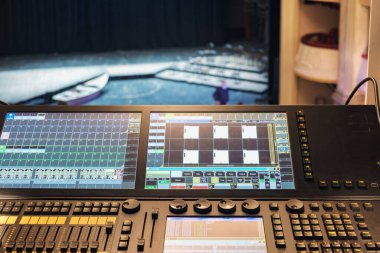 Tiyatro sahnesinin bulanık arka planına sahip profesyonel sahne aydınlatma kontrol konsolu 