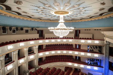 Batumi, Georgia, 5 Nisan 2021, Batum Tiyatrosu. Tiyatronun iç kısmı dekore edilmiş tavanda büyük bir avize asılı.