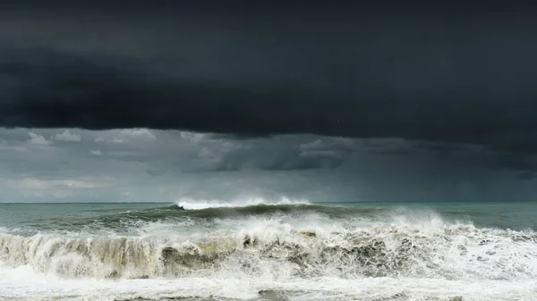 Zicht Een Stormachtige Zee Donkere Bewolkte Lucht Grote Golven Storten — Stockfoto