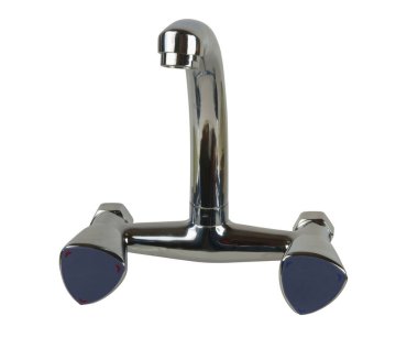 Modern mutfak gümüş musluğu beyaz arka planda izole edilmiş