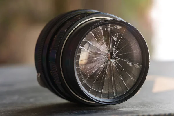 Kırık Kamera Merceği Bulanık Doğal Arkaplan Seçici Odak — Stok fotoğraf