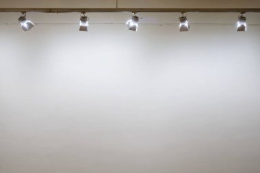 Sanat galerisinde spot ışıkları olan boş beyaz duvarla iç içe.
