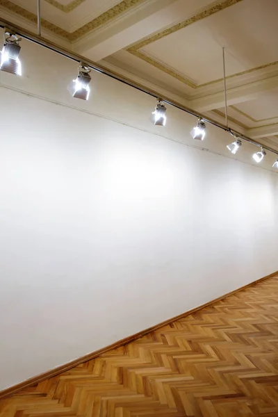 Interieur Met Lege Witte Muur Perspectief Met Spotlichten Bij Kunstgalerie — Stockfoto