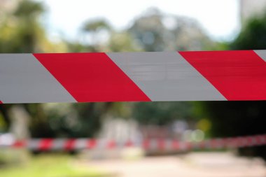 Çizgiyi geçme. Bulanık arkaplan ve seçici odaklı kırmızı ve beyaz uyarı çizgisi