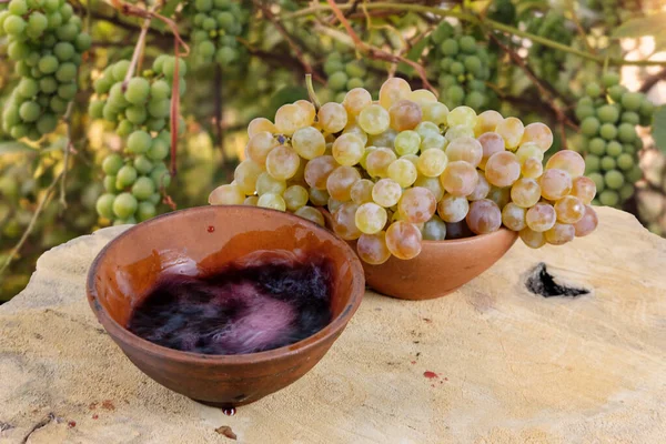 Geleneksel Gürcistan kil bardakları şarap için ahşap dilimlenmiş üzümlü.