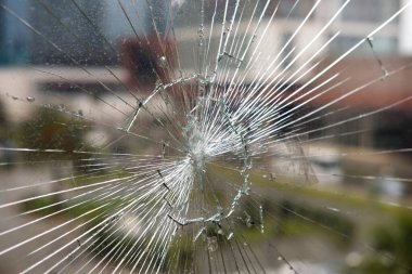 Kırık cam, arka planda bulanıklık olan bir kazadan kırılan cam.