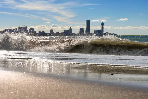 Линия Города Волнами Отражается Мокром Песчаном Пляже — стоковое фото