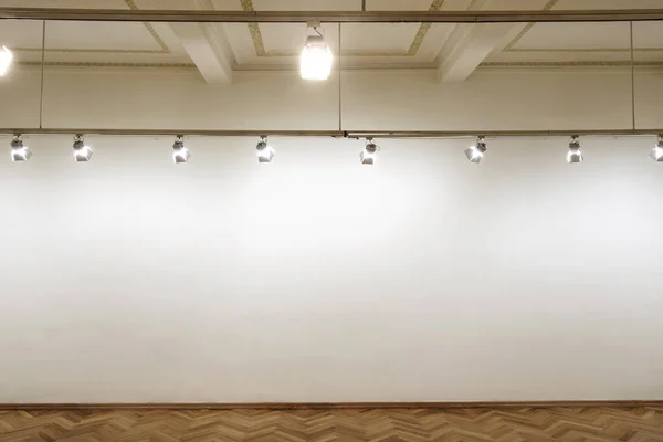Interieur Van Een Lege Witte Muur Met Spots Kunstgalerie — Stockfoto