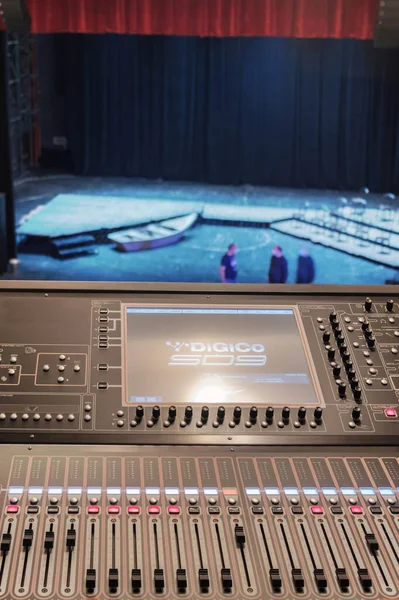 剧场舞台背景模糊的专业舞台照明控制台 — 图库照片