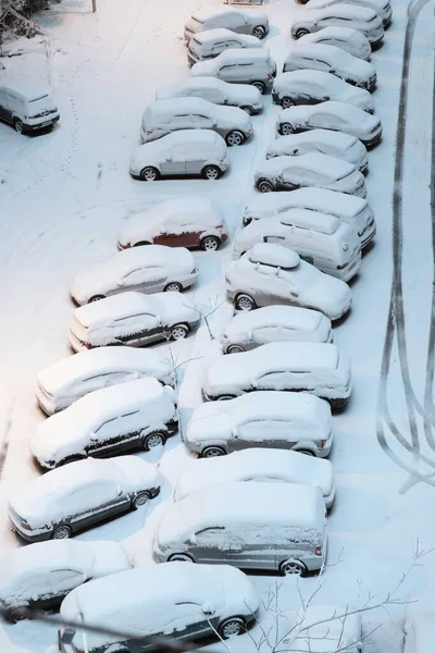 Rad Parkerade Bilar Täckta Med Snö Ovanifrån — Stockfoto