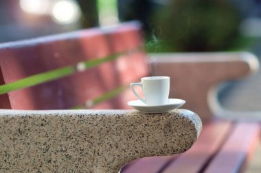 Sunny Park 'ta beyaz porselen kahve fincanı.