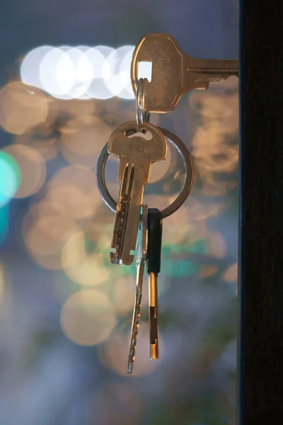 Chaves Com Chaveiro Casa Buraco Fechadura Porta Com Luzes Noturnas — Fotografia de Stock